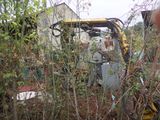 une petite machine qui se trouve au milieu de la forêt