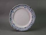 assiette bleue et blanche ornée d'un motif floral sur le bord