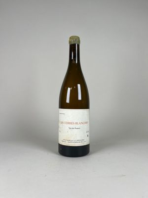 une bouteille de vin posée sur une table