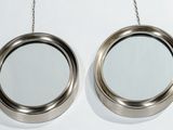 deux miroirs suspendus à une chaîne au mur