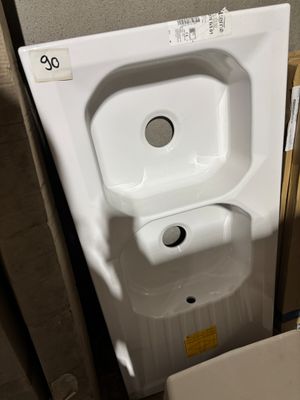 des toilettes et un lavabo dans une cabine de salle de bains
