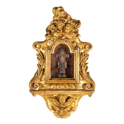 une image représentant un portrait, dans un cadre doré, d'un homme sur une croix