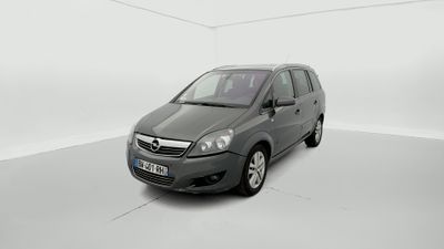 La petite voiture grise est garée dans une pièce blanche.