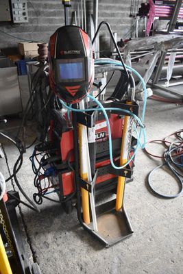 une image d'une machine à souder dans un garage