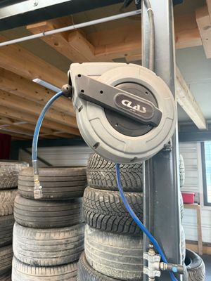 une grande pile de pneus empilés les uns sur les autres