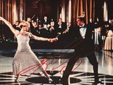 une image représentant un homme et une femme en train de danser sur une piste de danse