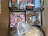 une boîte en carton remplie d'appareils électroniques et d'autres articles assortis