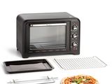 une photo représentant un four grille-pain et une pizza dans une assiette