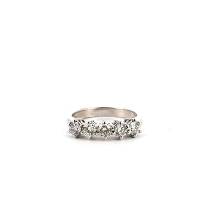 un gros plan d'une bague sertie de trois diamants