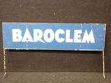 enseigne « Barocleaa » bleue et blanche sur un socle, sur fond noir