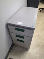 Un bureau, une chaise de bureau; deux caissons, une table + … (photo 5)