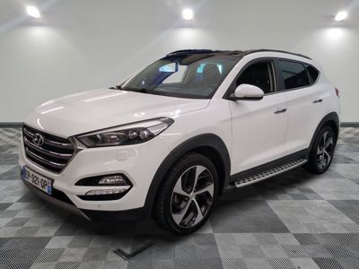 le 4x4 blanc est garé sur un carrelage à carreaux