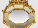 une image représentant un miroir doré orné d'un motif décoratif