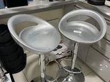 deux tabourets posés dans un coin de la cuisine