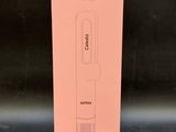 une boîte rose contenant un stylo, posée sur une table