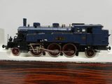 une maquette de train bleu exposée sur une table