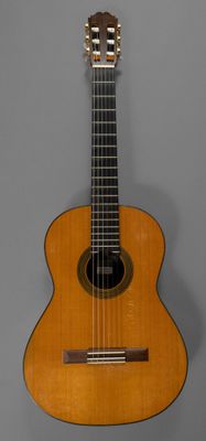 une image représentant une guitare en bois sur fond gris