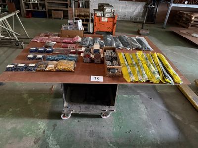 une table sur laquelle sont posés de nombreux articles, dans un entrepôt