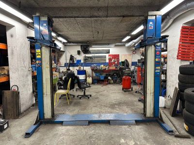 une photo d'un garage avec de nombreux pneus posés à même le sol