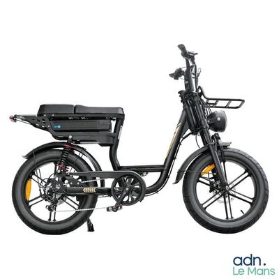 une photo d'un scooter électrique équipé d'un panier à l'arrière