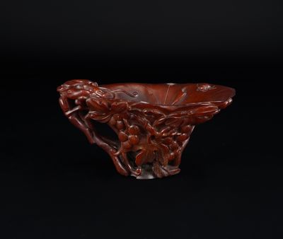 un bol en jade rouge sculpté de fleurs et de feuilles