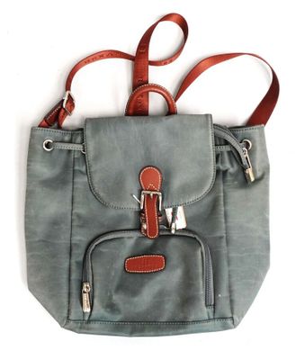 sac à main gris et marron avec des anses en cuir, sur fond blanc