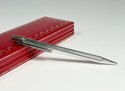 un stylo posé sur une boîte rouge