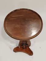 Petite table ronde, en bois de placage, pose sur des pieds c… (photo 2)