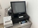 une petite télévision et une imprimante posées sur un bureau dans une pièce