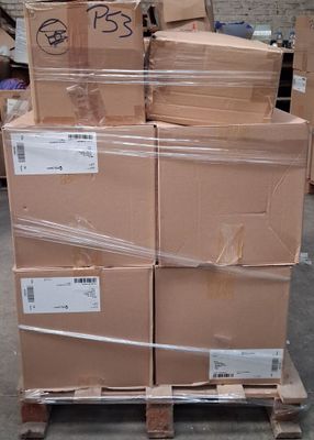 une pile de boîtes sur une palette dans un entrepôt