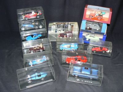 de nombreuses maquettes de voitures différentes dans une vitrine