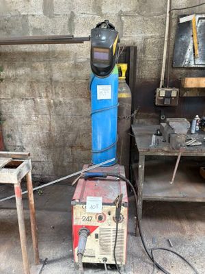 une soudeuse qui traîne dans un garage