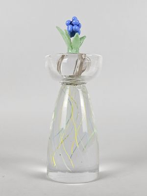 un vase en verre contenant une fleur bleue