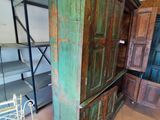 une vieille armoire en bois au milieu d'une pièce