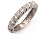 gros plan d'une bague en diamant sur fond blanc