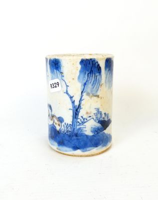 une tasse bleue et blanche sur laquelle est représenté un arbre