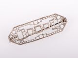 une broche Art déco en forme de diamant, en or blanc