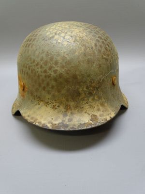 un gros plan d'un casque posé sur une surface blanche