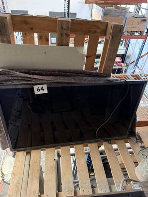 une boîte noire posée sur une palette dans un entrepôt