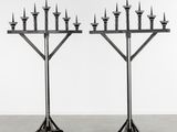 une paire de chandeliers en métal en forme de menorah