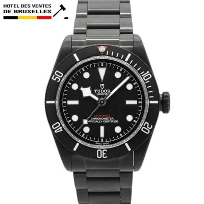 gros plan d'une montre-bracelet avec un cadran noir