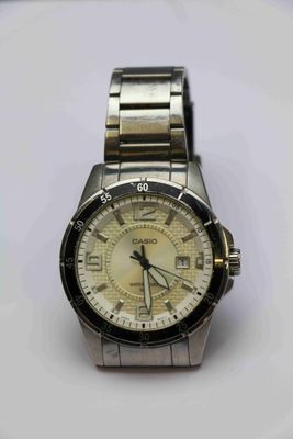 gros plan d'une montre sur une surface blanche