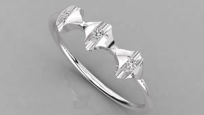 une bague en or blanc sertie de trois diamants