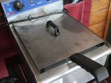 une photo d'une friteuse professionnelle posée sur une table