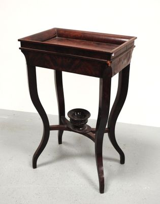 une image représentant une petite table sur laquelle se trouve un bol