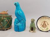 un oiseau bleu perché sur une souche d'arbre, à côté d'un bol et d'une assiette
