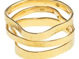 gros plan d'une bague en or sur fond blanc
