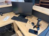 un bureau d'ordinateur équipé d'un clavier, d'une souris et d'un écran