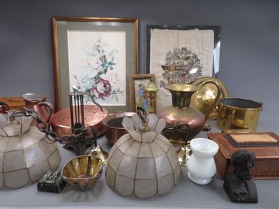 Carton de bibelots divers dont cuivres, bougeoirs poussoir en bronze,  - Photo 1