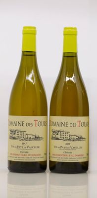 deux bouteilles de vin posées l'une à côté de l'autre sur une table